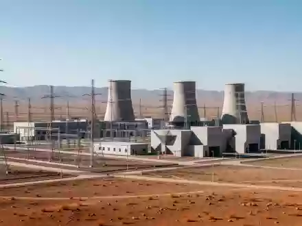 Ein weitläufiges Industrieareal mit technischer Infrastruktur in einer kargen Landschaft. - Foto: über boerse-global.de