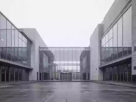 Ein modernes, minimalistisches Regierungsgebäude in Kopenhagen unter einem grauen Himmel. - Foto: über boerse-global.de
