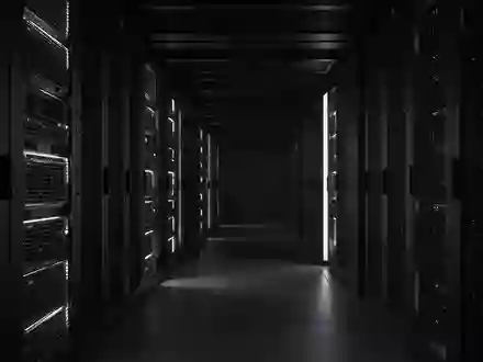 Ein dunkler, moderner Flur in einem Serverraum mit minimalistischen Lüftungsschlitzen und architektonischen Schatten. - Foto: über boerse-global.de