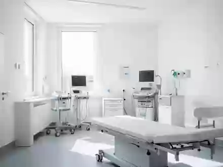 Ein heller, moderner Behandlungsraum in einer Klinik mit minimalistischer medizinischer Ausstattung und natürlichem Licht. - Foto: über boerse-global.de