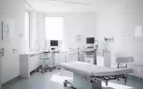 Ein heller, moderner Behandlungsraum in einer Klinik mit minimalistischer medizinischer Ausstattung und natürlichem Licht. - Foto: über boerse-global.de