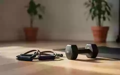 Ein minimalistischer Trainingsbereich mit Widerstandsbändern und einer Hantel auf einem hellen Holzboden. - Foto: über boerse-global.de