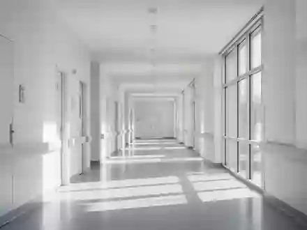 Ein heller, minimalistischer Krankenhausflur mit natürlichem Tageslicht und klaren architektonischen Linien. - Foto: über boerse-global.de