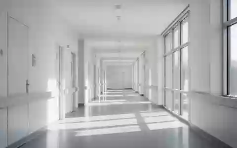 Ein heller, minimalistischer Krankenhausflur mit natürlichem Tageslicht und klaren architektonischen Linien. - Foto: über boerse-global.de