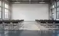 Ein heller, moderner Schulungsraum in einem Betrieb mit Blick auf eine leere Bestuhlung und saubere, minimalistische Architektur. - Foto: über boerse-global.de