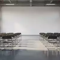 Ein heller, moderner Schulungsraum in einem Betrieb mit Blick auf eine leere Bestuhlung und saubere, minimalistische Architektur. - Foto: über boerse-global.de