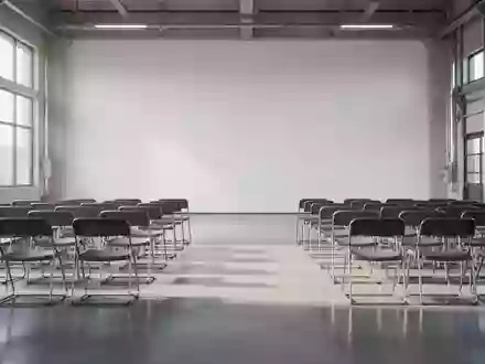 Ein heller, moderner Schulungsraum in einem Betrieb mit Blick auf eine leere Bestuhlung und saubere, minimalistische Architektur. - Foto: über boerse-global.de