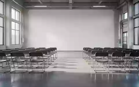 Ein heller, moderner Schulungsraum in einem Betrieb mit Blick auf eine leere Bestuhlung und saubere, minimalistische Architektur. - Foto: über boerse-global.de