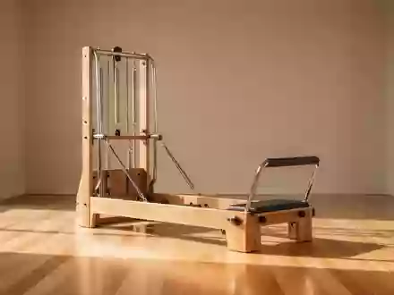 Ein minimalistisches, helles Trainingsstudio mit einem leeren Pilates-Reformer-Gerät aus Holz in natürlichem Licht. - Foto: über boerse-global.de