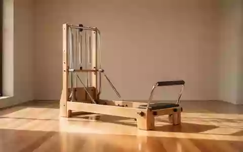 Ein minimalistisches, helles Trainingsstudio mit einem leeren Pilates-Reformer-Gerät aus Holz in natürlichem Licht. - Foto: über boerse-global.de
