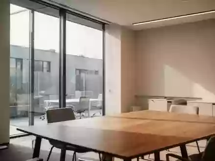 Ein minimalistisches, lichtdurchflutetes Büro mit neutralen Farben und moderner Architektur ohne Personen. - Foto: über boerse-global.de