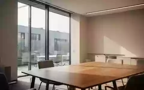 Ein minimalistisches, lichtdurchflutetes Büro mit neutralen Farben und moderner Architektur ohne Personen. - Foto: über boerse-global.de