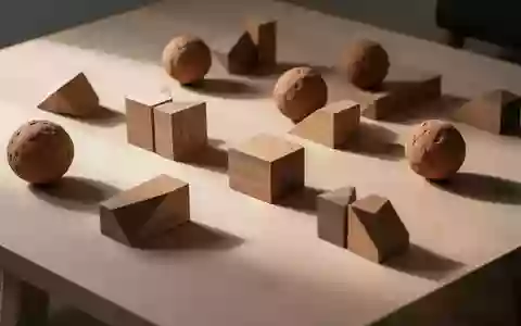 Minimalistische Anordnung von hölzernen geometrischen Formen und Tonkugeln auf einer sauberen Holztischoberfläche. - Foto: über boerse-global.de