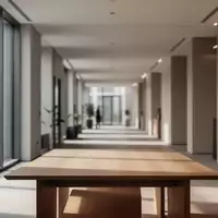 Ein minimalistisch gestalteter, leerer Büroflur mit neutralen Farben und natürlichem Lichteinfall. - Foto: über boerse-global.de