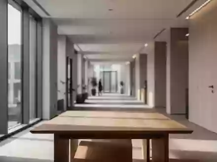 Ein minimalistisch gestalteter, leerer Büroflur mit neutralen Farben und natürlichem Lichteinfall. - Foto: über boerse-global.de