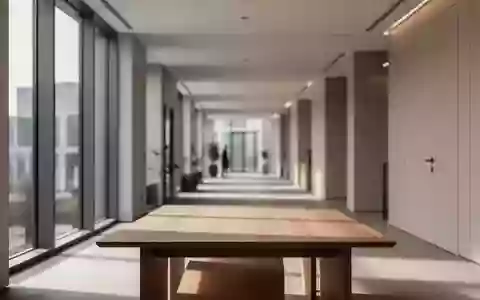 Ein minimalistisch gestalteter, leerer Büroflur mit neutralen Farben und natürlichem Lichteinfall. - Foto: über boerse-global.de
