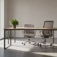 Ein minimalistischer und heller Büroraum mit einem leeren Schreibtisch und einer Pflanze bei natürlichem Licht. - Foto: über boerse-global.de