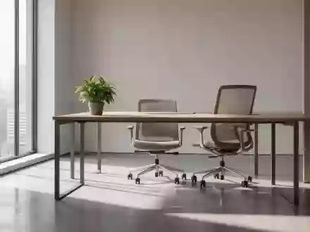 Ein minimalistischer und heller Büroraum mit einem leeren Schreibtisch und einer Pflanze bei natürlichem Licht. - Foto: über boerse-global.de