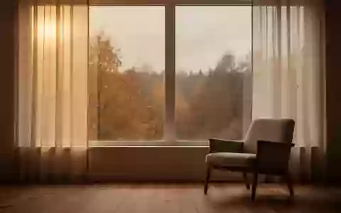 Ein minimalistischer, ruhiger Raum mit herbstlichem Licht durch ein Fenster, das auf eine herbstliche Naturlandschaft blickt. - Foto: über boerse-global.de