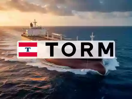 Ein großer Öltanker auf hoher See bei goldenem Licht, symbolisch für die Schifffahrtsbranche und positive Marktprognosen. - Foto: über boerse-global.de