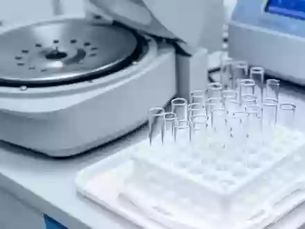 Leere medizinische Reagenzgläser auf einem sterilen Labortablett in einer klinischen Umgebung. - Foto: über boerse-global.de
