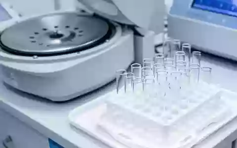 Leere medizinische Reagenzgläser auf einem sterilen Labortablett in einer klinischen Umgebung. - Foto: über boerse-global.de