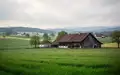 Ein landwirtschaftlicher Betrieb mit Feldern und einer Scheune in der bayerischen Landschaft bei Nabburg. - Foto: über boerse-global.de