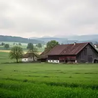 Ein landwirtschaftlicher Betrieb mit Feldern und einer Scheune in der bayerischen Landschaft bei Nabburg. - Foto: über boerse-global.de