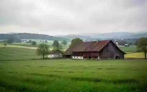 Ein landwirtschaftlicher Betrieb mit Feldern und einer Scheune in der bayerischen Landschaft bei Nabburg. - Foto: über boerse-global.de