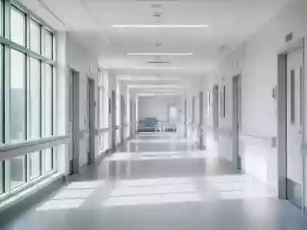 Ein heller, steriler Krankenhausflur in moderner Architektur bei natürlichem Lichteinfall. - Foto: über boerse-global.de