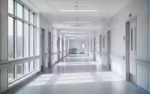 Ein heller, steriler Krankenhausflur in moderner Architektur bei natĂĽrlichem Lichteinfall. - Foto: ĂĽber boerse-global.de