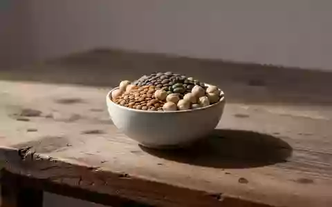 Eine Nahaufnahme von eisenreichen Hülsenfrüchten in einer schlichten Keramikschale auf einem Holztisch. - Foto: über boerse-global.de