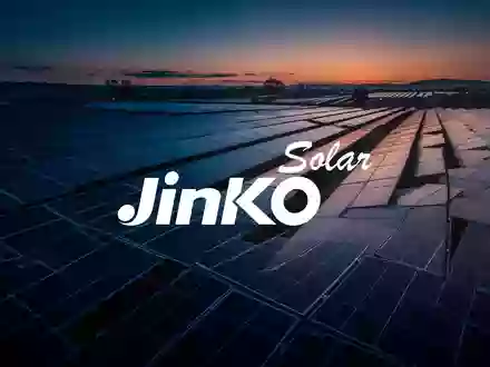 Moderne Solarparks in der Abenddämmerung als Symbol für die Herausforderungen in der Photovoltaikbranche. - Foto: über boerse-global.de