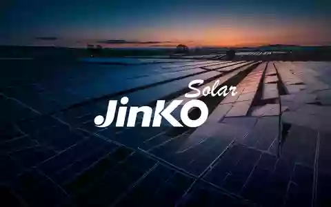 Moderne Solarparks in der Abenddämmerung als Symbol für die Herausforderungen in der Photovoltaikbranche. - Foto: über boerse-global.de