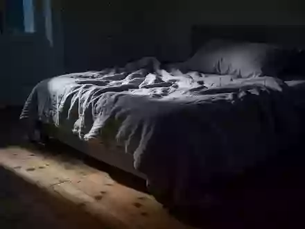 Ein ungemachtes Bett in einem schlafzimmer bei mondlicht, das eine ruhige und nächtliche atmosphäre ausstrahlt. - Foto: über boerse-global.de