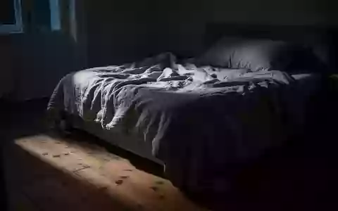 Ein ungemachtes Bett in einem schlafzimmer bei mondlicht, das eine ruhige und nächtliche atmosphäre ausstrahlt. - Foto: über boerse-global.de