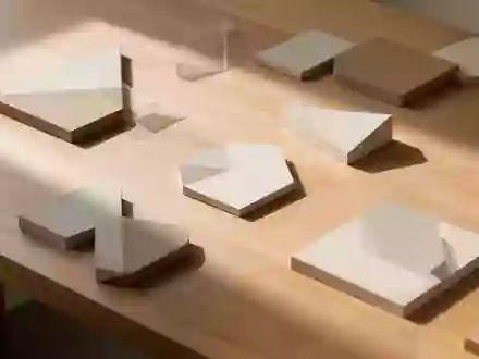 Minimalistische Schreibtischoberfläche mit abstrakten geometrischen Formen bei natürlichem Licht zur Veranschaulichung von Konzentration und kognitivem Training. - Foto: über boerse-global.de