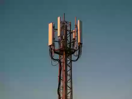 Symbolic image: mobile phone mast against a blue sky - Foto: über boerse-global.de