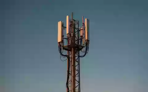 Symbolic image: mobile phone mast against a blue sky - Foto: über boerse-global.de