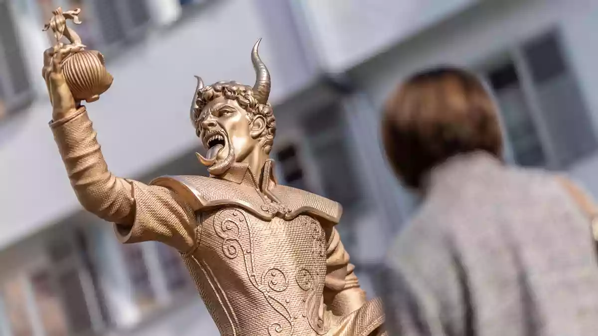 Die umstrittene Figur soll laut Stadt an Ort und Stelle vor dem Rathaus stehen bleiben.  - Bild: Christoph Schmidt/dpa