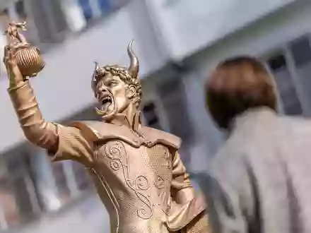 Die umstrittene Figur soll laut Stadt an Ort und Stelle vor dem Rathaus stehen bleiben.  - Foto: Christoph Schmidt/dpa