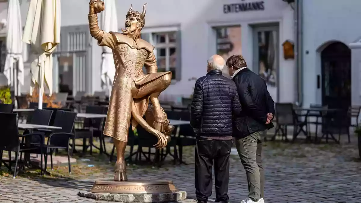 Vor allem in den sozialen Medien war die Kritik an der Figur aufgekommen.  - Bild: Christoph Schmidt/dpa