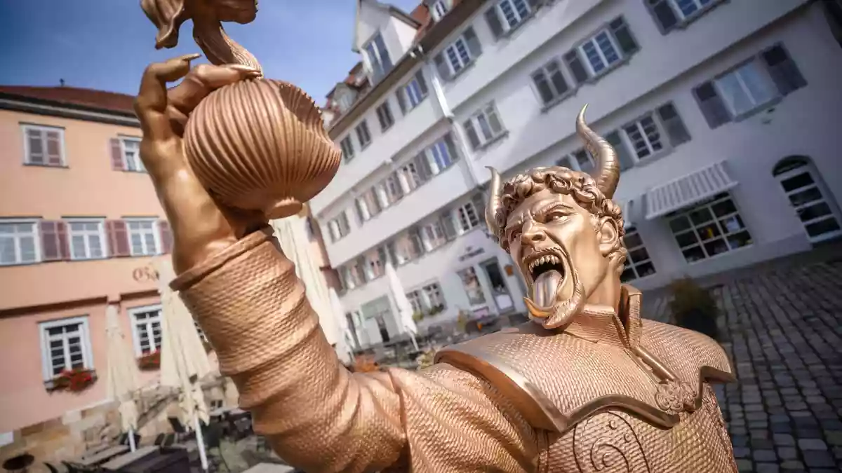 Die Gestalt aus Bronze soll an eine Legende aus der Stadt erinnern. - Bild: Christoph Schmidt/dpa