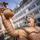Die Gestalt aus Bronze soll an eine Legende aus der Stadt erinnern. - Bild: Christoph Schmidt/dpa