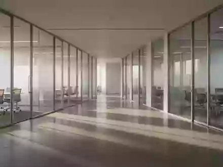 Minimalistisches, modernes Büro-Interieur mit klaren Linien und natürlichem Licht, das auf einen polierten Betonboden fällt. - Foto: über boerse-global.de