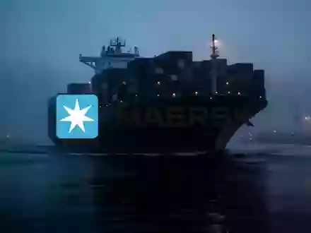 Silhouette eines Containerschiffs in einem nebligen Hafen bei Dämmerung - Foto: über boerse-global.de