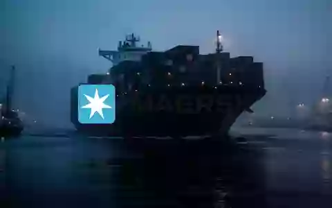Silhouette eines Containerschiffs in einem nebligen Hafen bei Dämmerung - Foto: über boerse-global.de