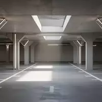 Eine moderne, leere Tiefgarage mit Betonpfeilern und Stellplatzmarkierungen in einem architektonischen Umfeld. - Foto: über boerse-global.de