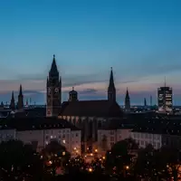 Die Münchner Skyline in der Abenddämmerung mit Fokus auf die städtische Architektur. - Foto: über boerse-global.de