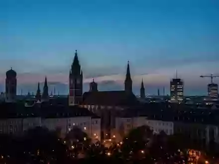 Die Münchner Skyline in der Abenddämmerung mit Fokus auf die städtische Architektur. - Foto: über boerse-global.de